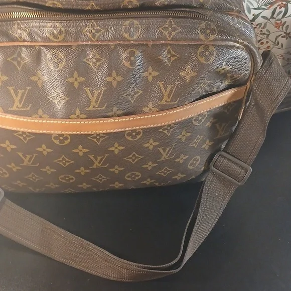 AUTHENTIC LOUIS VUITTON MONOGRAM DOUBLE COMARTMENT TRAVEL BAG. - Picture 10 of 16